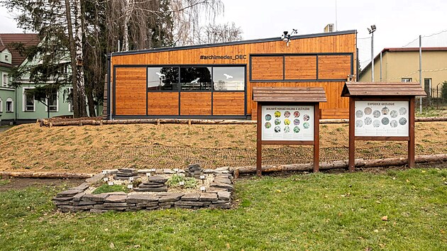 Venkovní učebna Archimedes byla postavena na Základní škole Ostrava-Radvanice a je první takovou učebnou v Moravskoslezském kraji.