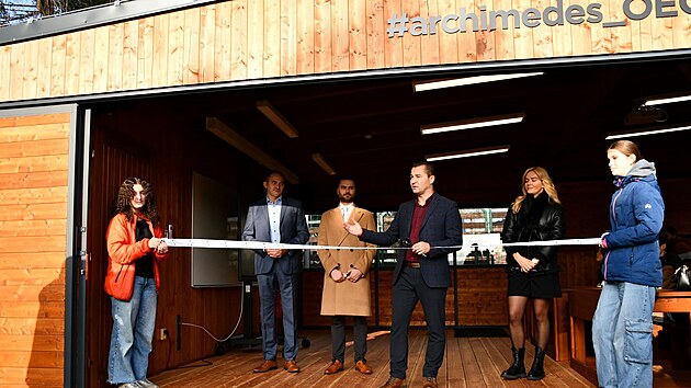 Venkovní učebna Archimedes byla postavena na Základní škole Ostrava-Radvanice a je první takovou učebnou v Moravskoslezském kraji.