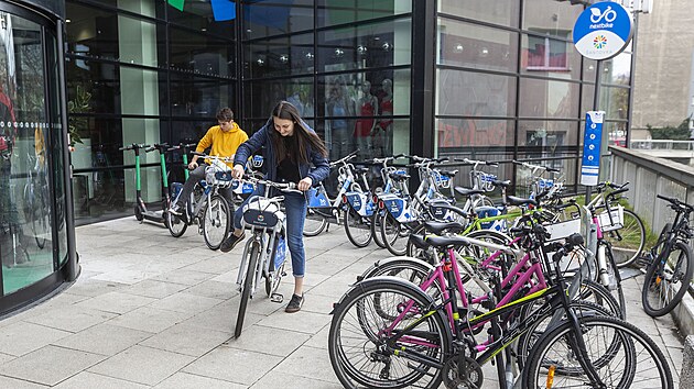 Mnozí obyvatelé Olomouce využívají sdílené elektrokoloběžky a kola. Další si ale stěžují na přeplněné stojany, koloběžky mnohdy jezdci odloží, kam je napadne.