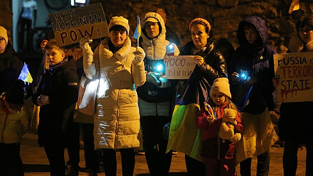V průvodu, který v úterý večer v Jihlavě připomněl 1000 dnů od ruské agrese na Ukrajině, šly převážně ukrajinské ženy s dětmi a také několik Čechů.