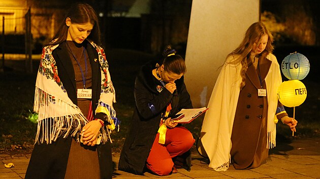 V průvodu, který v úterý večer v Jihlavě připomněl 1000 dnů od ruské agrese na Ukrajině, šly převážně ukrajinské ženy s dětmi a také několik Čechů.