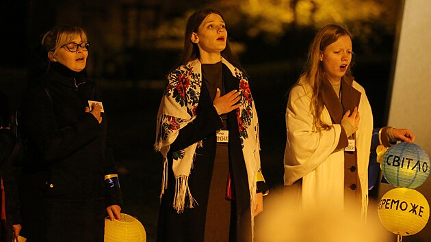 V průvodu, který v úterý večer v Jihlavě připomněl 1000 dnů od ruské agrese na Ukrajině, šly převážně ukrajinské ženy s dětmi a také několik Čechů.