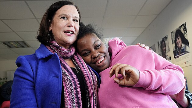 Mary Lou McDonaldová během kampaně před irskými parlamentními volbami (20. listopadu 2024)