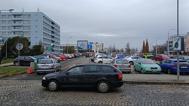Dopoledne ve všední den bývá parkoviště u hlavního vstupu do jihlavské nemocnice zcela zaplněné.