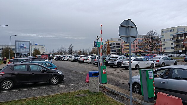 Dopoledne ve všední den bývá parkoviště u hlavního vstupu do jihlavské nemocnice zcela zaplněné.