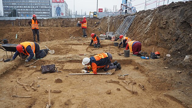 Archeologové na místě nálezu mamutích pozůstatků na stavbě Justičního paláce v Ústí nad Labem (listopad 2024)