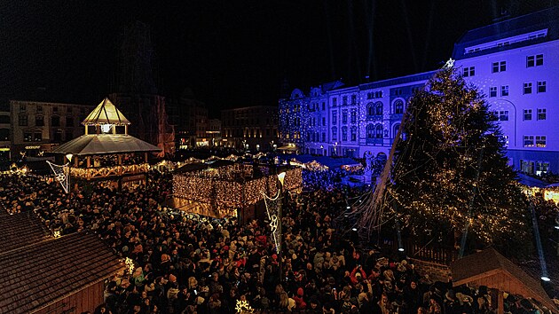 Rozsvícení vánočního stromu v Olomouci přilákalo davy návštěvníků.