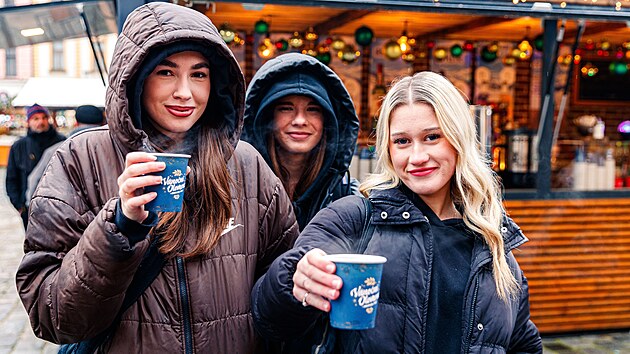 I přes den se vánoční trhy v Olomouci těší popularitě.