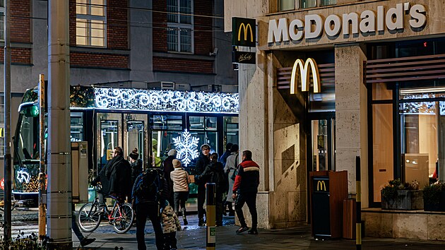 Svátečně vyzdobená tramvaj v Olomouci