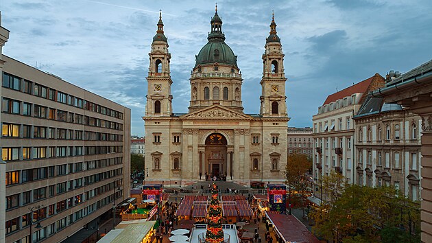 Vánoční trhy před budapešťskou bazilikou svatého Štěpána byly loni vyhlášeny těmi nejlepšími v celé Evropě.