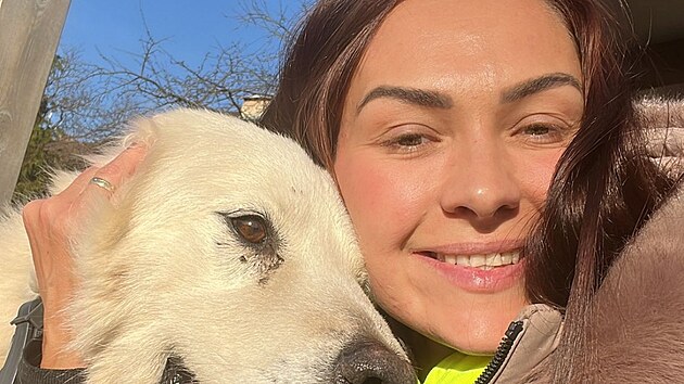 Spokojený pes Béďa se svou novou majitelkou.