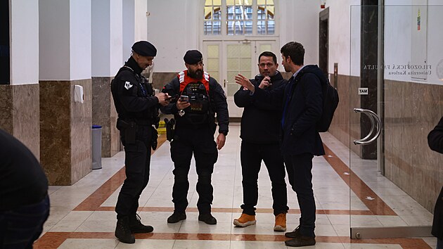 Policisté v pátek odpoledne pátrali v centru Prahy po muži, který přišel do budovy Filosofické fakulty Univerzity Karlovy na náměstí Jana Palacha, choval se nestandardně a mluvil o střelbě. (29. listopadu 2024)