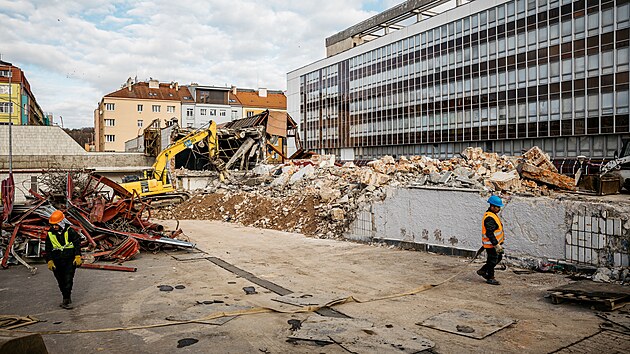 Na Českomoravské se začalo bourat. Stanice metra u O2 areny se od ledna na rok zavře. (21. listopadu 2024)