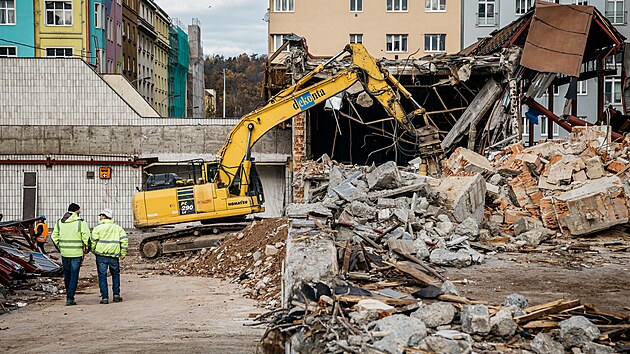Na Českomoravské se začalo bourat. Stanice metra u O2 areny se od ledna na rok zavře. (21. listopadu 2024)