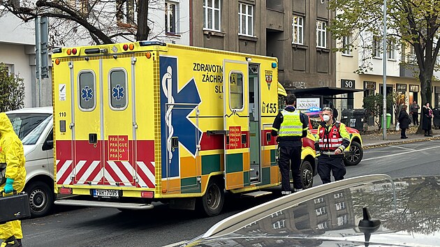 V Praze v ulici 28. pluku proběhl policejní zákrok proti muži, na kterého byl příkaz k zatčení. (21. listopadu 2024)