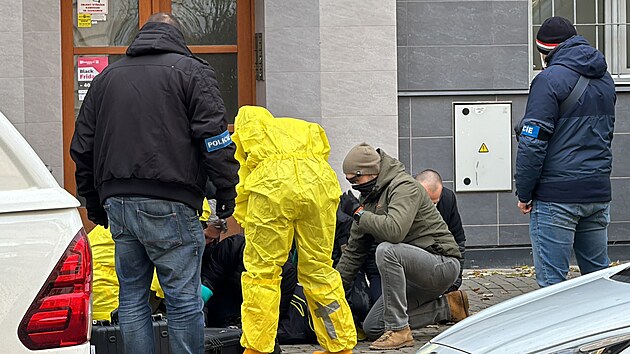 V Praze v ulici 28. pluku proběhl policejní zákrok proti muži, na kterého byl příkaz k zatčení. (21. listopadu 2024)