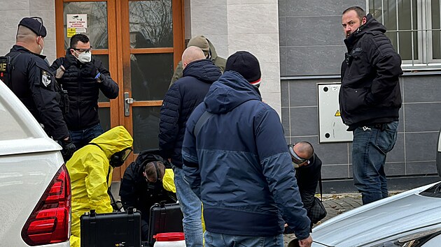 V Praze v ulici 28. pluku proběhl policejní zákrok proti muži, na kterého byl příkaz k zatčení. (21. listopadu 2024)