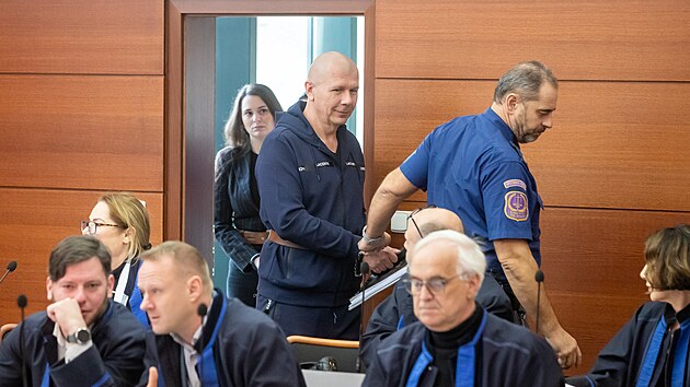 Soud v Liberci řeší největší drogovou kauzu minimálně na severu Čech. Před soudem stanuli i Veronika Červeňová a Pavel Boušek (oba v poutech), kteří podle obžaloby pomáhali s legalizací výnosů z trestné činnosti. (25. listopadu 2024)