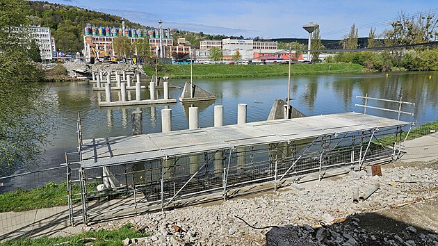 Bourání starého mostu v Napajedlích. Přes zimu bude provizorně zpřístupněný přechod pro chodce. (říjen 2024)