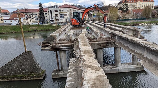 Bourání starého mostu v Napajedlích. Přes zimu bude provizorně zpřístupněný přechod pro chodce. (říjen 2024)