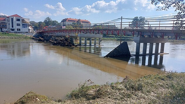 Bourání starého mostu v Napajedlích. Přes zimu bude provizorně zpřístupněný přechod pro chodce. (říjen 2024)