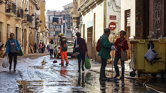 I měsíc po záplavách ve španělské Valencii pokračují úklidové práce. (28. listopadu 2024)