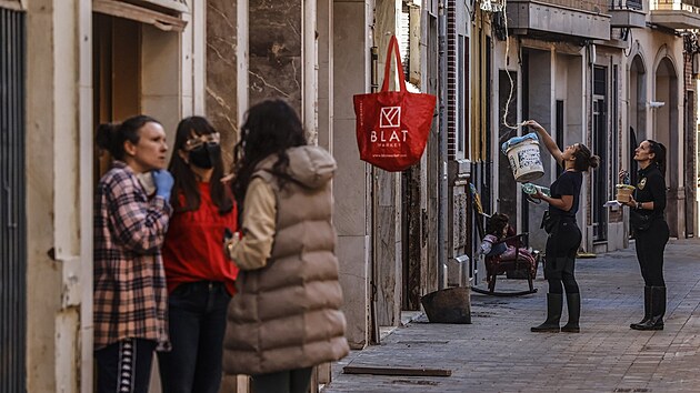 I měsíc po záplavách ve španělské Valencii pokračují úklidové práce. (28. listopadu 2024)