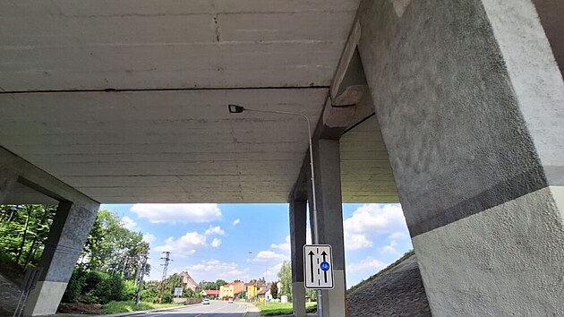 Most na Rudné nad Polaneckou ulicí v Ostravě, který se začíná bourat a poté ŘSD postaví nové přemostění. (26. listopadu 2024)