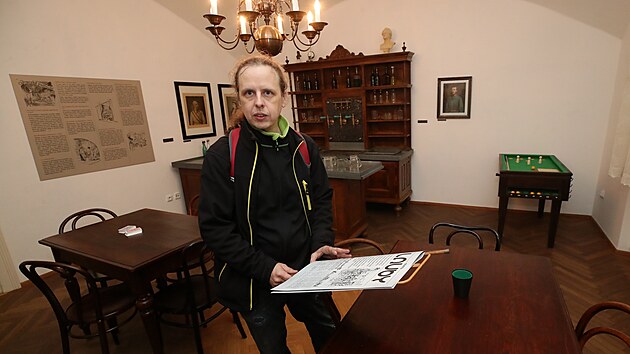 Kurátor unikátní výstavy Zbyněk Moravec v imitaci dobové hospody, kde nechybějí výčep, kulečník karty ani noviny složené z historických textů o dění v Laubách. (29. listopadu 2024)