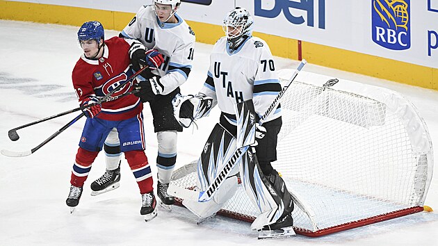 Gólman Utahu Karel Vejmelka (vpravo) sleduje situaci před sebou stejně jako obránce Maveric Lamoureux a
útočník Montralu Cole Caufield.