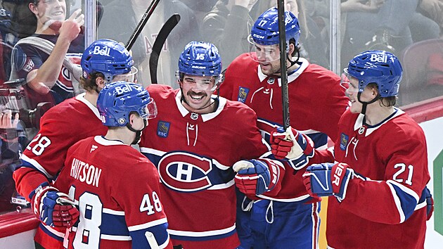 Hokejisté Montrealu se radují ze vstřelené branky proti Utahu.