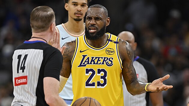 LeBron James komunikuje s rozhodčím.