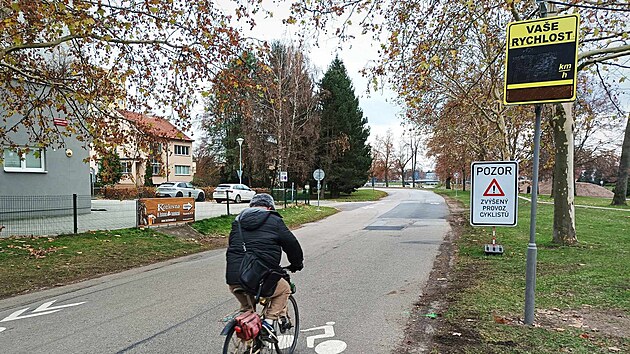 Cyklisté nemohou využívat stezku u Vltavy, proto mají jezdit po Jiráskově nábřeží. Aby byl jejich pohyb mezi auty co nejbezpečnější, přibyly na silnici cyklopiktogramy, rychlost tam měří radar a značky upozorňují na zvýšený pohyb cyklistů.