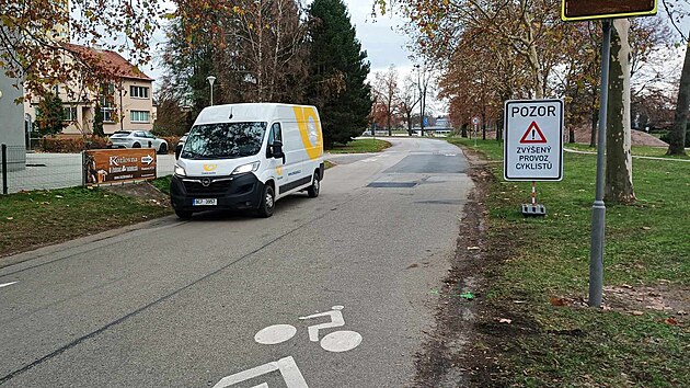Cyklisté nemohou využívat stezku u Vltavy, proto mají jezdit po Jiráskově nábřeží. Aby byl jejich pohyb mezi auty co nejbezpečnější, přibyly na silnici cyklopiktogramy, rychlost tam měří radar a značky upozorňují na zvýšený pohyb cyklistů.