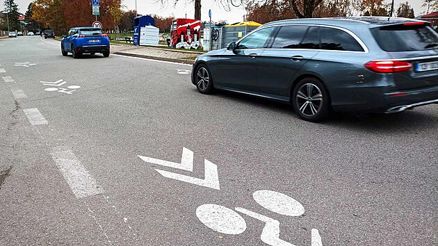 Cyklisté nemohou využívat stezku u Vltavy, proto mají jezdit po Jiráskově nábřeží. Aby byl jejich pohyb mezi auty co nejbezpečnější, přibyly na silnici cyklopiktogramy, rychlost tam měří radar a značky upozorňují na zvýšený pohyb cyklistů.