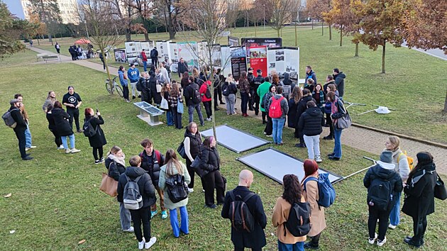 Spolek v kampusu univerzity postavil petiční stánek a bannery s fotografiemi z koncentračních táborů, s masovými hroby nebo zraněnými dětmi. Studenti je pak překryli panely o první světové válce.