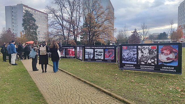 Spolek v kampusu univerzity postavil petiční stánek a bannery s fotografiemi z koncentračních táborů, s masovými hroby nebo zraněnými dětmi. Studenti na místo přivolali strážníky.