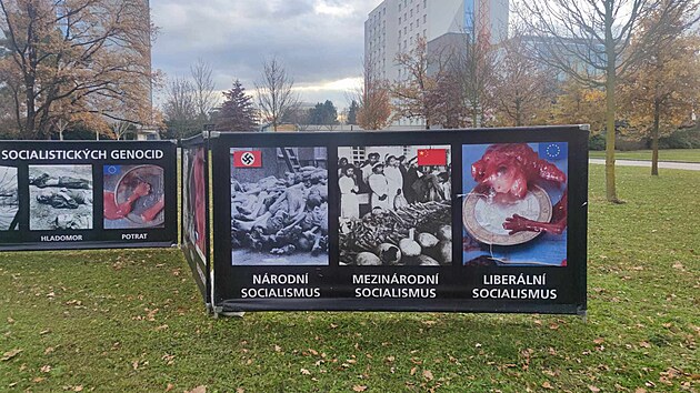 Spolek v kampusu univerzity postavil petiční stánek a bannery s fotografiemi z koncentračních táborů, s masovými hroby nebo zraněnými dětmi. Studenti na místo přivolali strážníky.