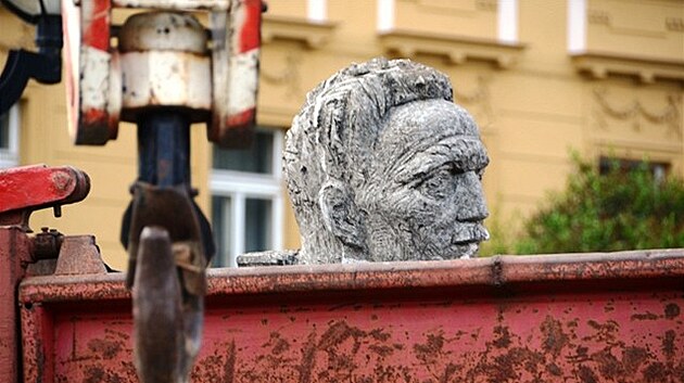 Stěhování sochy Františka Ulricha z náměstí Svobody v Hradci Králové. (19. července 2011)