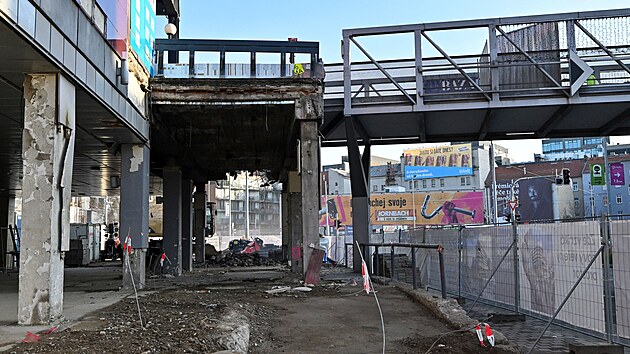 V Brně začali bourat kus terasy starého Teska, který navazuje na hojně využívanou lávku ke Galerii Vaňkovka. (25. listopadu 2024)