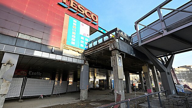 V Brně začali bourat kus terasy starého Teska, který navazuje na hojně využívanou lávku ke Galerii Vaňkovka. (25. listopadu 2024)