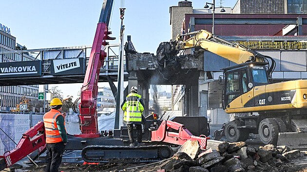 V Brně začali bourat kus terasy starého Teska, který navazuje na hojně využívanou lávku ke Galerii Vaňkovka. (25. listopadu 2024)