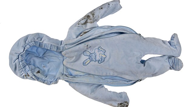 Náhodný kolemjdoucí našel na konci října 2024 pod stromem v Žitné ulici v brněnských Řečkovicích odhozenou novorozenou holčičku. Na snímku je oblečení, které měla na sobě.