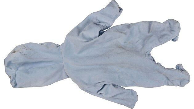 Náhodný kolemjdoucí našel na konci října 2024 pod stromem v Žitné ulici v brněnských Řečkovicích odhozenou novorozenou holčičku. Na snímku je oblečení, které měla na sobě.