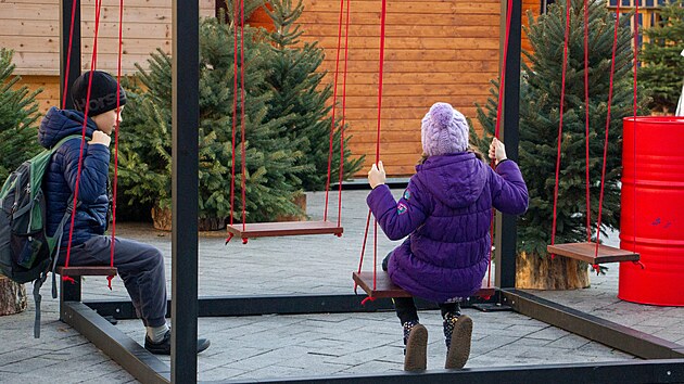 Konstrukce se zavěšenými sedátky na vánočních trzích v Brně je určena pro posezení spojené s konzumací nápojů. Novinku však využívají také děti jako houpačku.