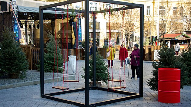 Konstrukce se zavěšenými sedátky na vánočních trzích v Brně je určena pro posezení spojené s konzumací nápojů. Novinku však využívají také děti jako houpačku.