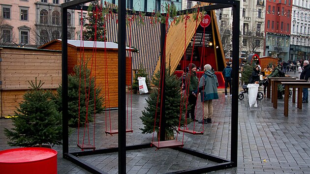 Konstrukce se zavěšenými sedátky na vánočních trzích v Brně je určena pro posezení spojené s konzumací nápojů. Novinku však využívají také děti jako houpačku.