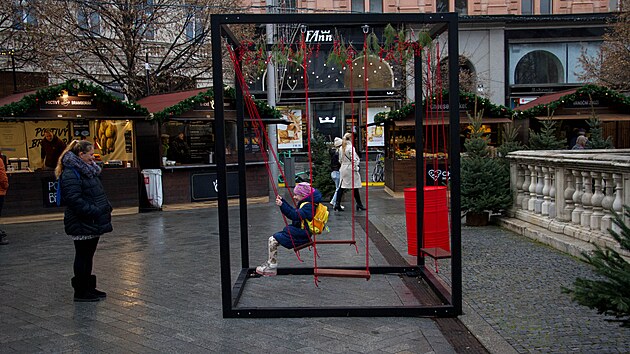 Konstrukce se zavěšenými sedátky na vánočních trzích v Brně je určena pro posezení spojené s konzumací nápojů. Novinku však využívají také děti jako houpačku.