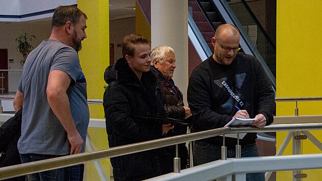 Městský soud v Brně začal v úterý 26. listopadu na čtvrtý pokus projednávat případ vydání knih, které zpochybňují fakta o holokaustu. Na snímku jeden z obžalovaných Pavel Kamas (vpravo) a jeho příznivci.