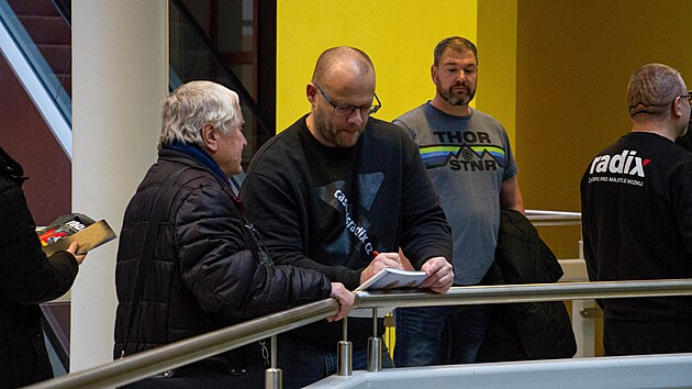 Městský soud v Brně začal na čtvrtý pokus projednávat případ vydání knih, které zpochybňují fakta o holokaustu. Na snímku jeden z obžalovaných Pavel Kamas (druhý zleva) a jeho příznivci. (26. listopadu 2024)